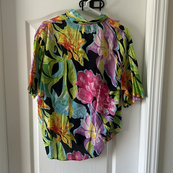 Andre Bini Floral Button Up top - Picture 3 of 3